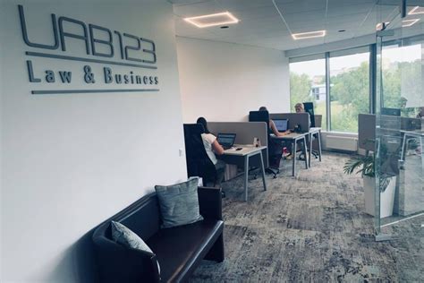 Infografika apie užsieniečių vairuotojų įdarbinimo procesą