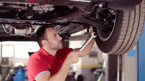 Sugedusio automobilio rato ir pakabos elementų iliustracija