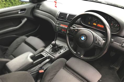 Istorinis BMW su vairu dešinėje