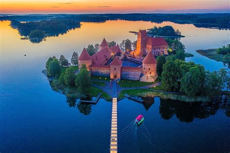 Trakų pilis ant ežero salos
