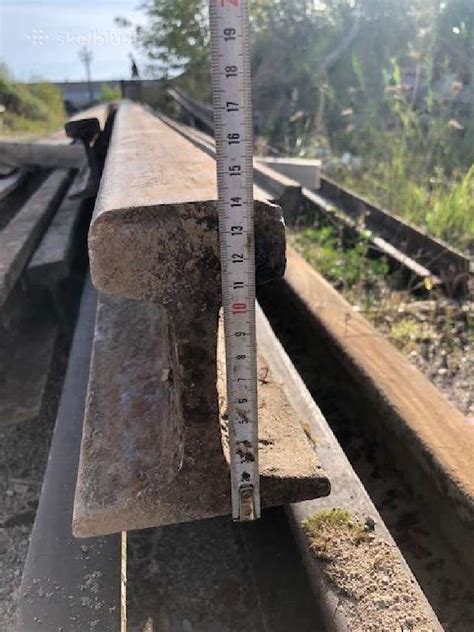 Geležinkelio bėgiai su nuvažiavusiu vagonu