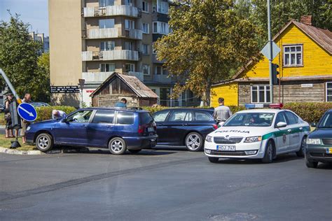 Susidūrę automobiliai ir policija