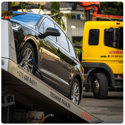 Evakuatorius pakrauna automobilį ant platformos