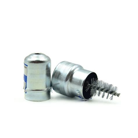 Akumuliatoriaus gnybtų valymas nuo korozijos