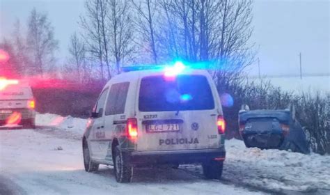 automobilis apvirtęs ant stogo