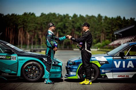 Nuotrauka su instruktoriais ir drift automobiliais