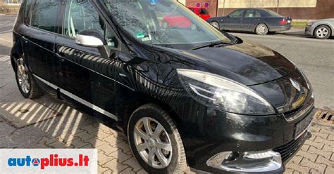 Nuotrauka: Renault Scenic su atidarytu variklio dangčiu ir valytuvais aptarnavimo padėtyje