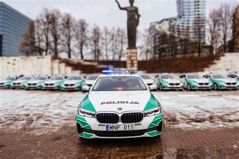 BMW automobilis ir policijos pareigūnai