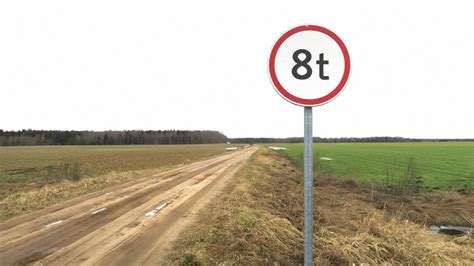 kelio zenklas su greicio apribojimu ir perspėjimu apie blogas oro sąlygas