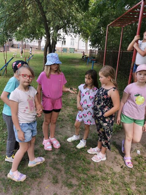 Žmonės, užsiimantys įvairia fizine veikla lauke