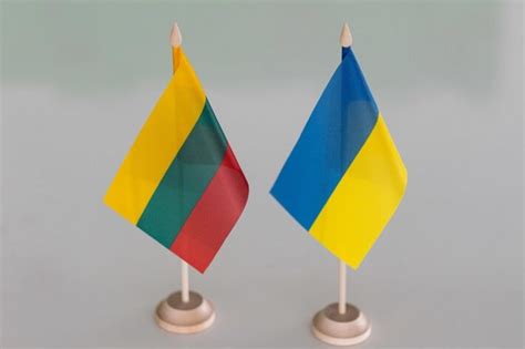 Lietuvos ir Ukrainos vėliavos, simbolizuojančios susitarimą