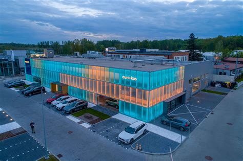 Naujesnių automobilių salonas