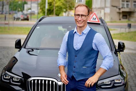 Vairavimo mokyklos instruktorius moko senjorą