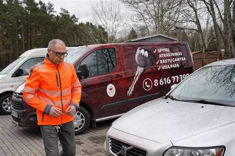 meistras atrakina automobilio duris