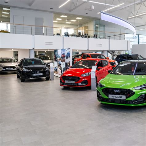 Modernus Ford automobilio salonas