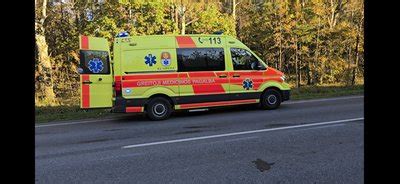 Medikai teikia pagalbą avarijos vietoje