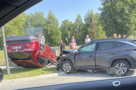 Automobilis statomas ant įkalnės