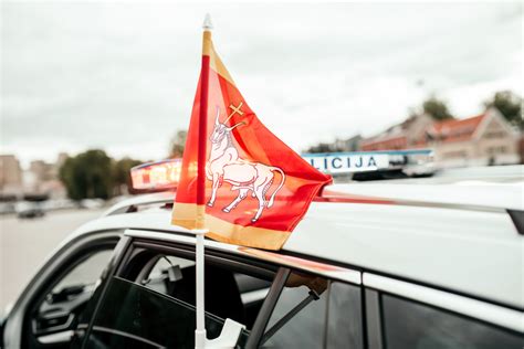 Policijos pareigūnai tiria nusikaltimo vietą