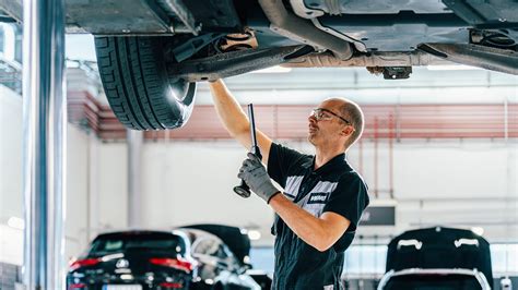 Mechanikas tikrina automobilio pakabos detales