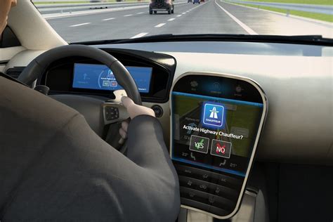 Simbolinis vaizdas - vairuotojas, stebintis kelią, nors automobilis ir turi autonominio vairavimo funkcijas