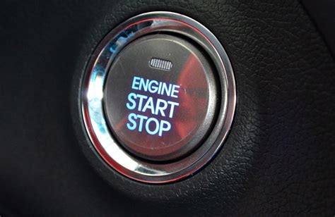Volvo automobilio raktelis ir START/STOP ENGINE mygtukas
