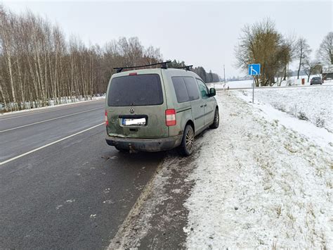 Senjorė parkuoja automobilį