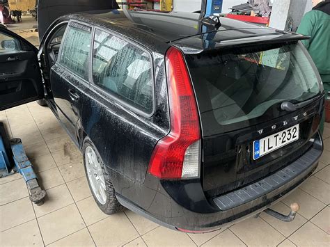Volvo V50 automobilio galinės dalies vaizdas su akcentu ant amortizatorių