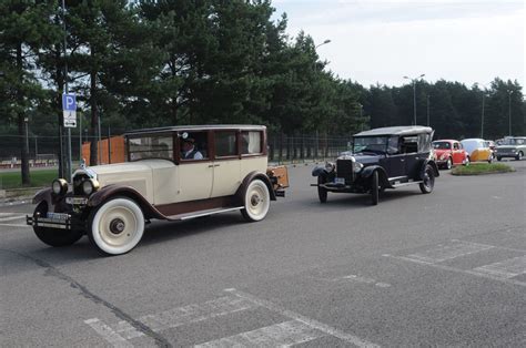 Istoriniai automobiliai trasoje
