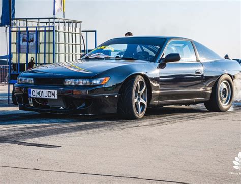 Drifto automobilis Nissan S13 trasoje