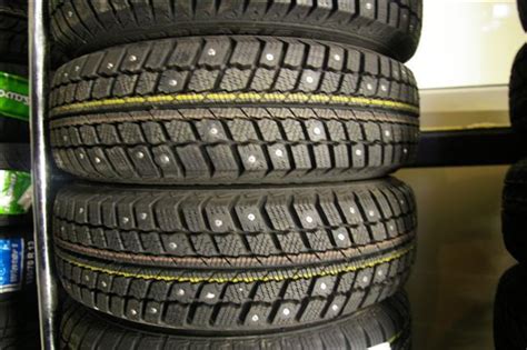 Dygliuotos padangos ant automobilio rato