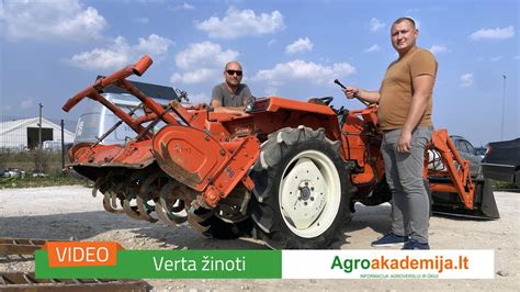 Ūkininkas dirbantis lauką su traktoriu