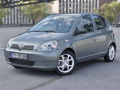 Toyota Yaris 2000 automobilio priekinė dalis