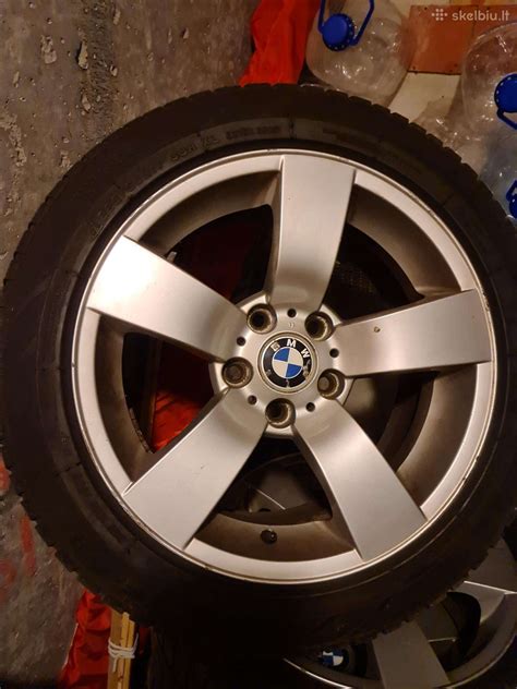 Nuotrauka BMW E34 su skirtingais ratlankiais