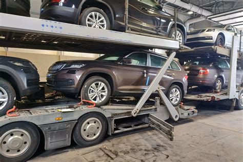 Automobilvežis su transportuojamais automobiliais