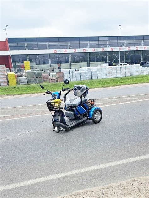 Senjoras važiuoja elektriniu triračiu motoroleriu