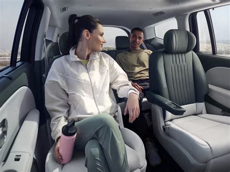 Erdvus automobilio salonas su trimis sėdynių eilėmis