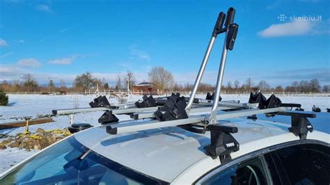 BMW 5 serijos automobilis su dviračių laikikliais ant stogo
