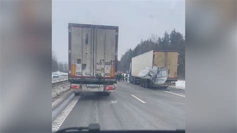 sunkvežimis kelyje naktį