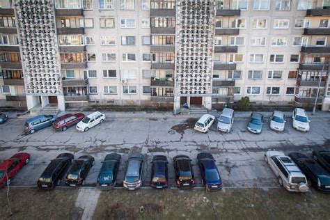 Automobilis daugiabučio kieme