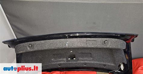 Mazda Tribute automobilis su galiniu spoileriu
