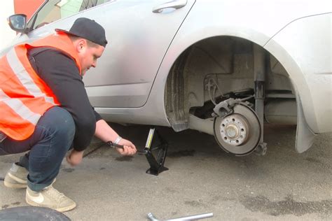 Humoristas Jaroslavas Michlikevič keičia automobilio ratą