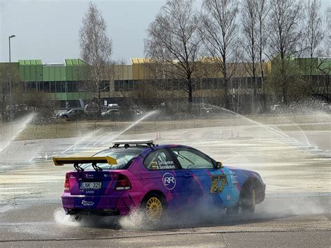 Jauni vairuotojai mokosi ekstremalaus vairavimo