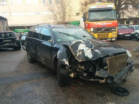 Apgadintas automobilis po avarijos