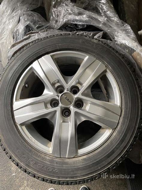 Automobilis su blizgančiais lieti ratlankiais
