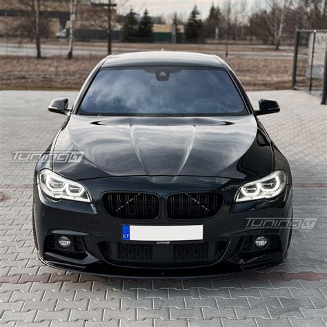 Juodas BMW 530d universalas parkuojasi