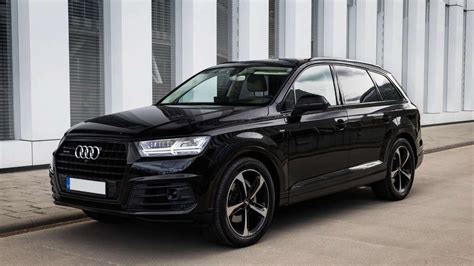 Audi Q7 automobilio nuotrauka su pakelta ir nuleista pakaba