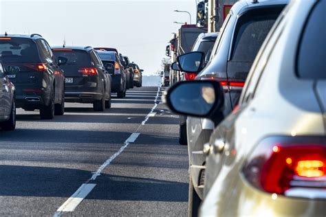 Vairuotojas, laikantis saugų atstumą nuo priekyje važiuojančio automobilio per lietų