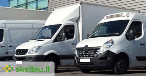 Serviso darbuotojas keičia tepalus automobiliui