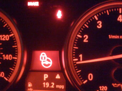 Prietaisų skydelis su vairo stiprintuvo įspėjamąja lempute