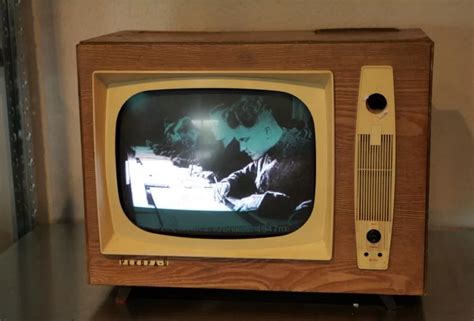 Senas televizorius uždengtas paklode